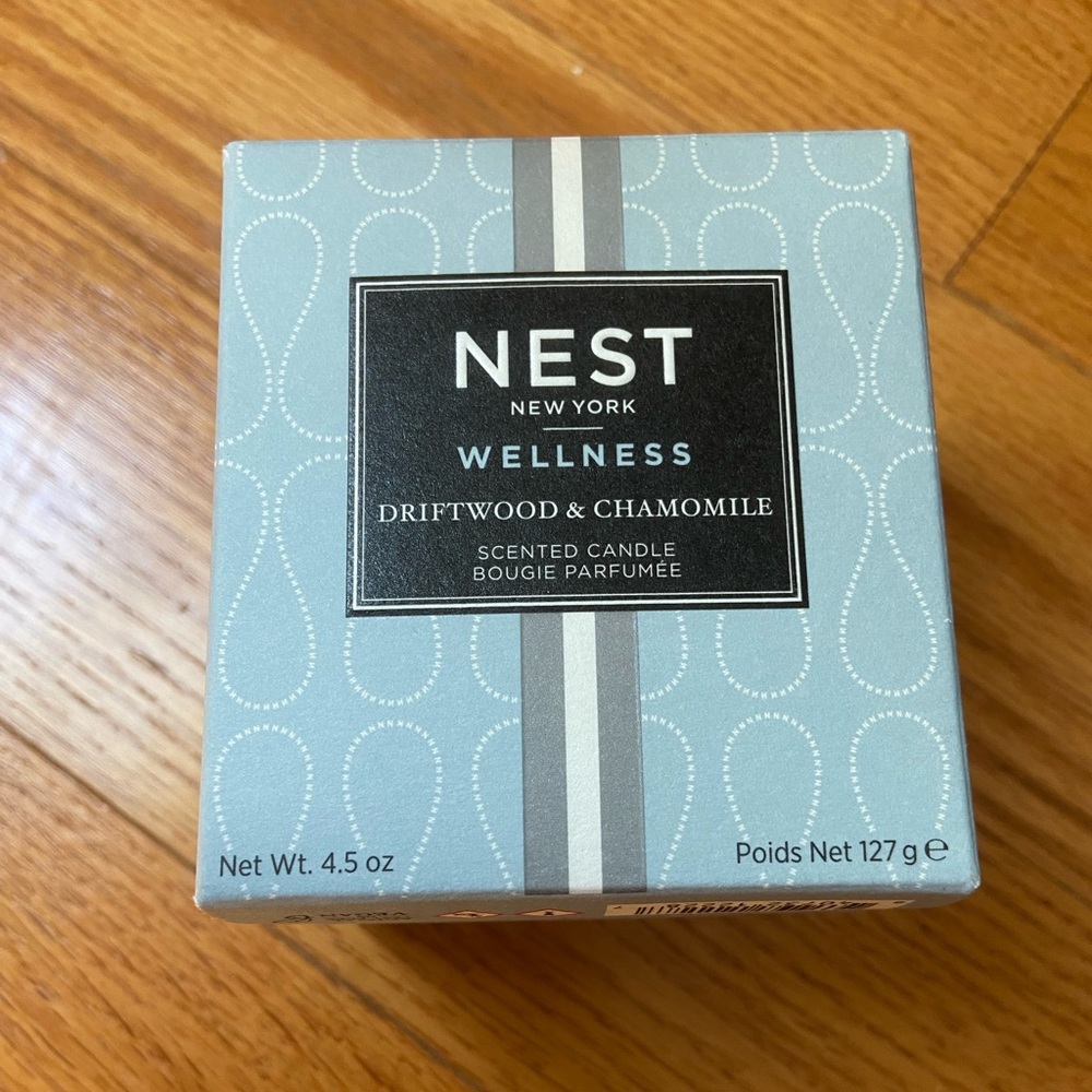 NEST Fragrances Driftwood & Chamomile Scented Candle - Blue and White